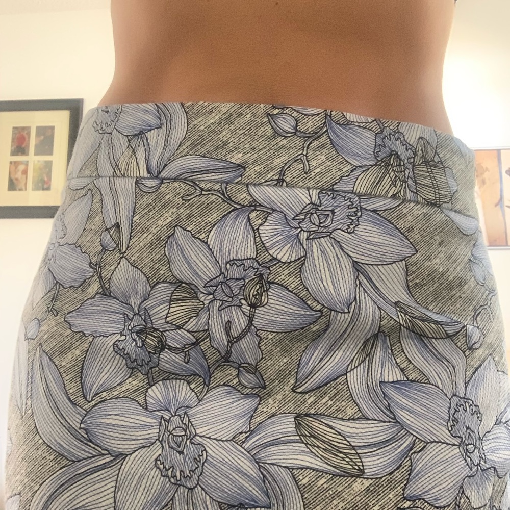 RW& co. Pencil skirt size 10, ribbed pattern material floral blue